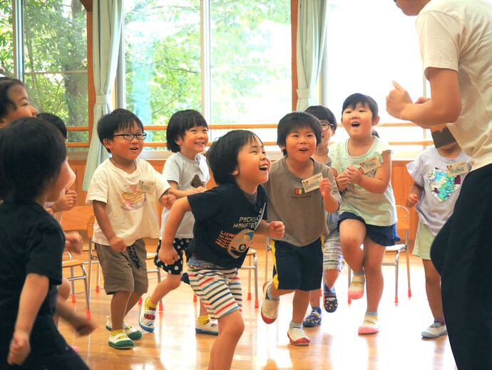 英語遊びの写真：“Walk, walk!”　まねが上手