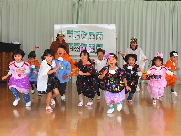 英語遊びの写真：モンスターから逃げる子ども