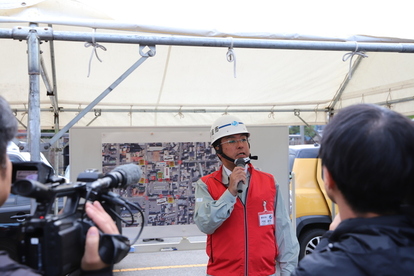 取材対応をする市長