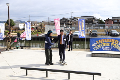 スケートボードを体験する市長