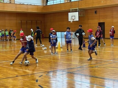 府中小学校でのサッカー教室での様子