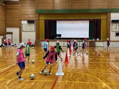 弘道小学校でのサッカー教室での様子
