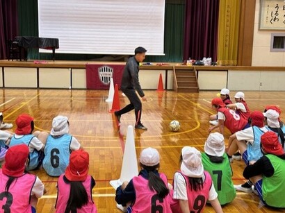 弘道小学校でのサッカー教室での様子