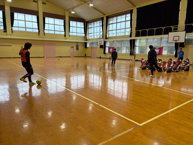 資母小学校でのサッカー教室での様子