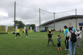 写真：門間市長とのキャッチボールの様子