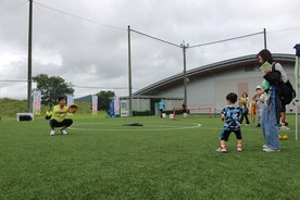 写真：門間市長とのキャッチボールの様子