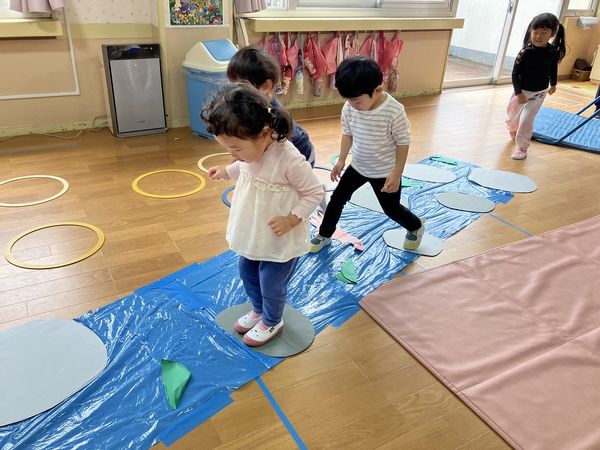 写真：池の飛び石に挑戦する様子