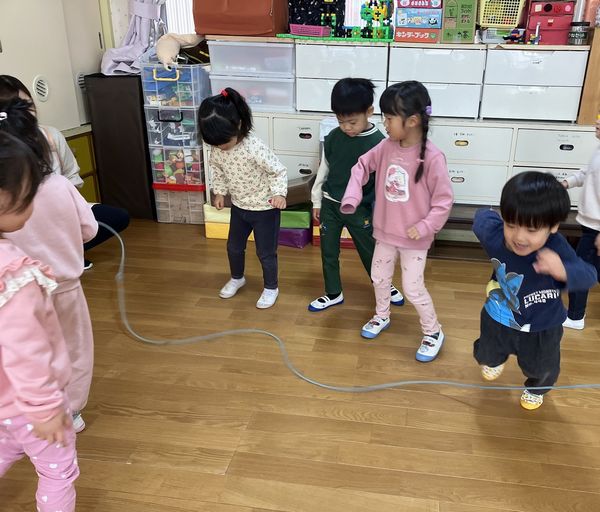 写真：縄とびで遊ぶ様子