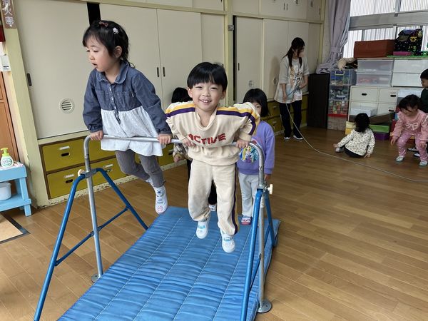 写真：鉄棒で遊ぶ様子