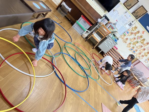 写真：フラフープで遊ぶ様子