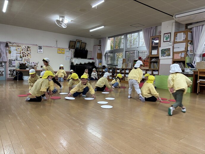 写真：カードめくりをする様子