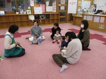 写真：読み聞かせを聞いている様子