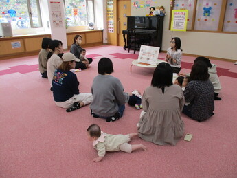 写真：講話を聞いている様子