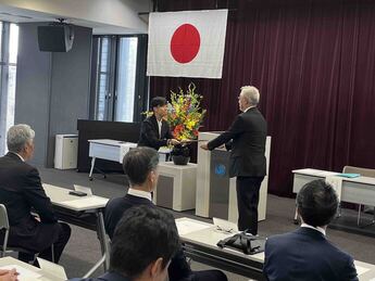 写真：当選証書を受け取る議員