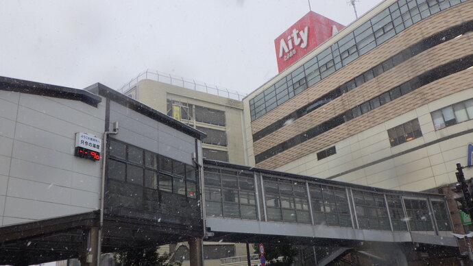 写真：豊岡駅前広場の温度・湿度計