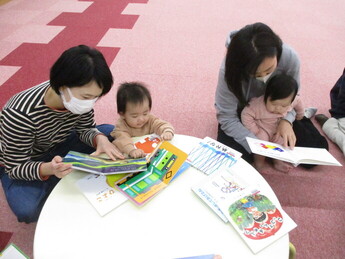 写真：親子で絵本を楽しんでいる様子