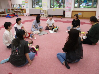 写真:交流している様子