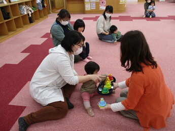 写真：楽器を鳴らしている様子