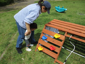 写真：外で遊んでいる様子