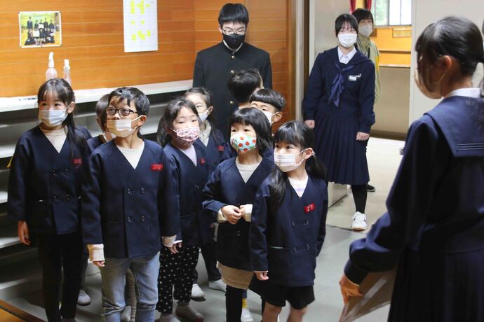 写真：8年生から説明を受ける1年生