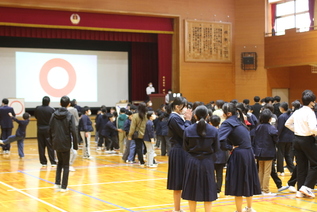 写真：交流会で○×クイズを実施