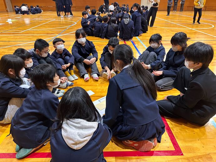 写真：体育館に集まって交流会を実施