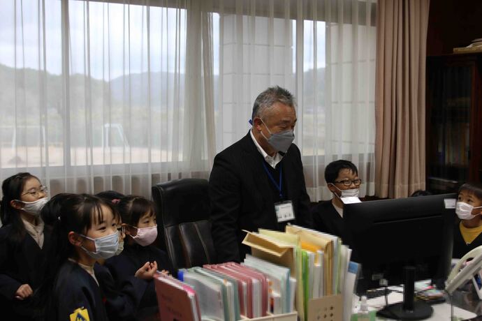 写真：校長室に入る1年生児童