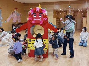 写真：節分遊びの様子