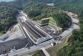 写真：開通した北近畿豊岡自動車道「豊岡道路」