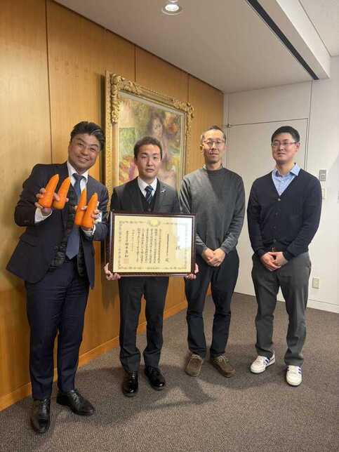 写真　左から市長、県豊岡農業改良普及センターの村崎副主任、豊岡オーガニックワークス中嶋さん、安達さん