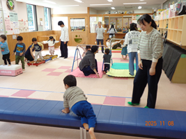 写真：パパと運動遊び