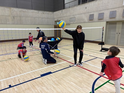 写真：バレーボールの指導の様子