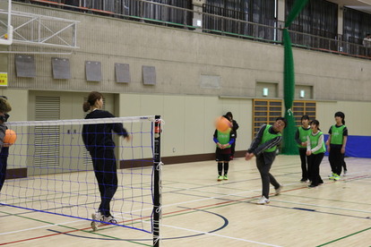 写真：バレーボールをする門間市長