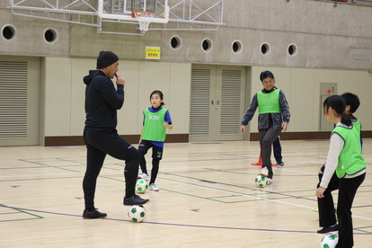 写真：サッカーをする門間市長