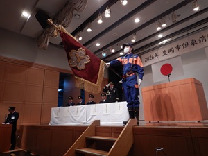 写真：団旗に注目