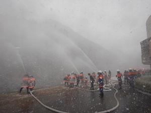 写真：一斉放水