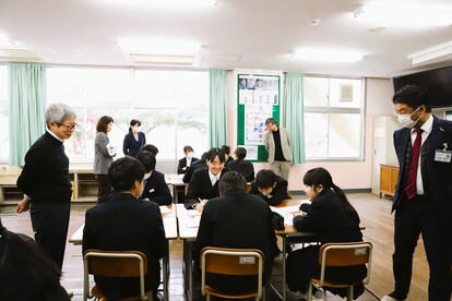授業のようすを見学する市長