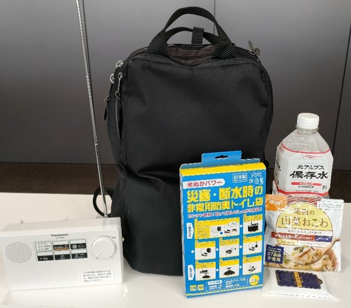 防災リュックのイメージ写真、水、非常食、簡易トイレ、防災無線などを入れておく