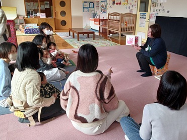 写真：絵本の読み聞かせの様子