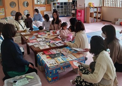 写真：絵本を見ている様子