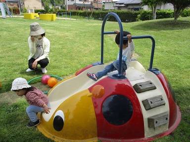 写真：そとあそびの様子