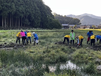 写真：湿地整備を行う学生ボランティア
