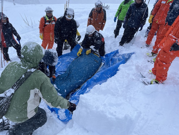 消防団による保温作業