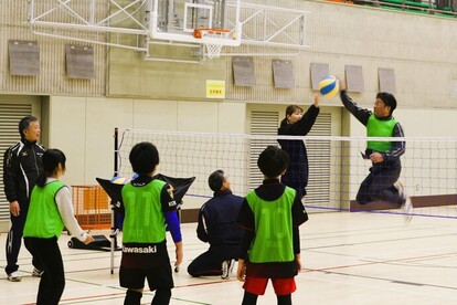 井上さんのトスをスパイクする市長