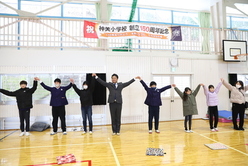 生徒の皆さんと輪を描く市長