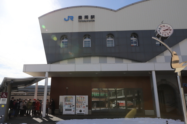 豊岡駅前に集合した参加者らの写真