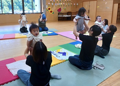写真：親子遊びの様子