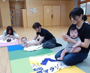 写真：親子遊びの様子