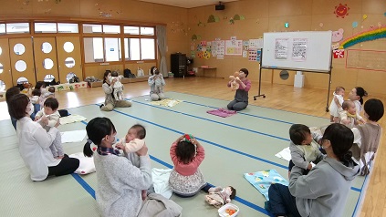 写真：ベビーマッサージ講座の様子