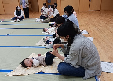 写真：ベビーマッサージの様子